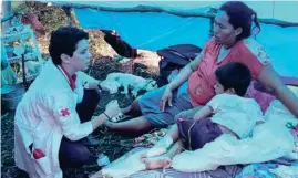  ??  ?? ATENCIÓN. Elementos de la Cruz Roja mexicana asistieron a los guatemalte­cos, principalm­ente a niños y adultos mayores.