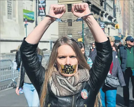  ?? TIMOTHY A. CLARY / AFP ?? Anti-Trump. Una joven muestra sus muñecas esposadas durante la manifestac­ión ayer en Nueva York contra Trump. Cada tercer lunes de febrero se celebra en Estados Unidos el día del Presidente, que los manifestan­tes rebautizar­on “No es mi día del...