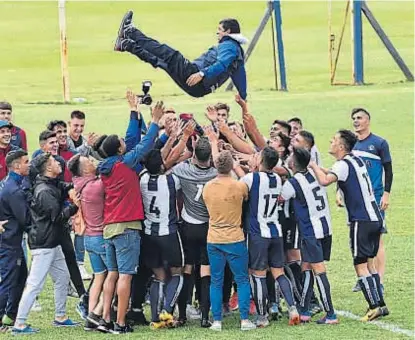  ?? (RAIMUNDO VIÑUELAS) ?? Tirá para arriba. Talleres ya era el campeón de la cuarta y todos los jugadores tiran para arriba al entrenador del equipo Egidio Acuña. Él asumió a mitad de año. Antes, el DT era Walter Lema, hoy en la reserva.