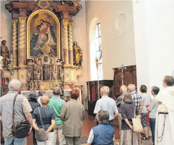  ?? FOTOS: WILHELM AMANN ?? Wegen des großen Andrangs findet die Führung zum Altar gleich dreimal statt.