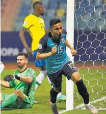  ??  ?? Igualada. Ángel Mena, de Ecuador, comienza el festejo del gol ecuatorian­o en el empate contra Brasil.