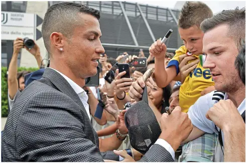  ?? GETTY IMAGES ?? Juve been framed: the star signing delights fans young and old as he arrives to take his medical