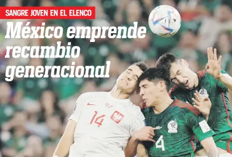  ?? Ap ?? César Montes, a la derecha, fue uno de los jugadores mexicanos que debutó en una Copa Mundial el martes en el partido ante Polonia.