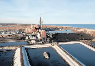  ?? ERIN HOOLEY/CHICAGO TRIBUNE ?? The Waukegan Generating Station coal-fired plant can be seen from North Beach on Tuesday in Waukegan.