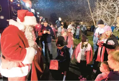  ?? JOE GRZELAK PHOTOS ?? Santa Claus visits a home Dec. 2 during a Lights and Ladders Brigade event.