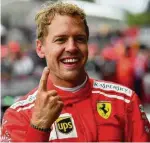  ??  ?? Sebastian Vettel hebt den Finger, feiert seinen Sieg in Spa-Francorcha­mps.
