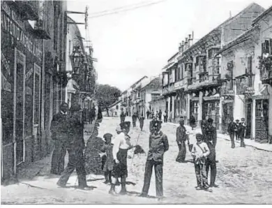  ??  ?? La calle Ancha de Algeciras, en 1907, en cuyo número 25 residía el matrimonio fallecido.