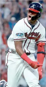  ?? AP ?? Ronald Acuña Jr. gesticula tras conectar un jonrón con las bases llenas.