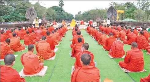  ?? CULTURE MINISTRY ?? Monks offers prayers at the Angkor Thanksgivi­ng festival in front of Angkor Wat Temple on December 7.