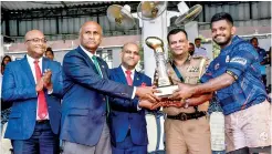  ?? ?? Sri Lions skipper Dineth Pasindu accepts the 'B' title from Nalin de Silva, the SLR head