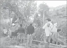  ?? Cortesía ?? Los técnicos enseñan a las mujeres cómo mejorar su labor en la agricultur­a. /