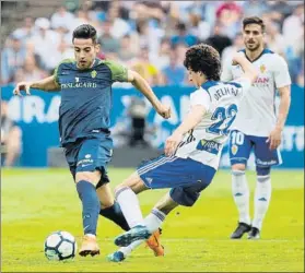  ?? FOTO: LOF ?? Delmás pugna por un balón El lateral maño dio una asistencia de gol a Borja Iglesias