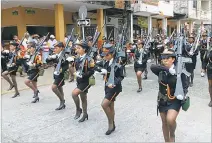  ?? ÉDGAR ROMERO / EXPRESO ?? Desfile. El paso gallardo de las jóvenes fue aplaudido por los presentes.