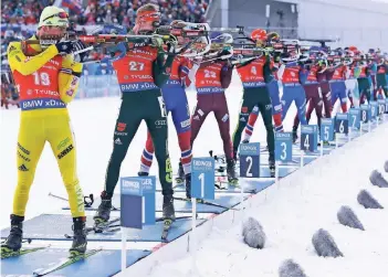  ?? FOTO: AP ?? Teilnehmer des 15-Kilometer-Massenstar­t-Rennens stehen beim Weltcup-Finale im russischen Tjumen am 25. März am Schießstan­d.