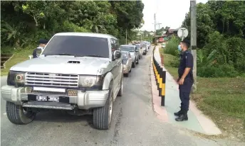  ??  ?? Police personnel check vehicles attempting to enter Kapit Bazaar.