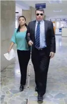  ?? MAYELA LÓPEZ ?? Óscar López a la salida de los Tribunales, con una mujer que no quiso dar su nombre.