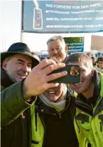  ?? Foto: Uwe Lein, dpa ?? Am Freitag zeigte sich Aiwanger solidarisc­h mit protestier­enden LkwFahrern in München.