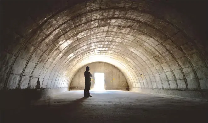  ?? PHOTOS MIRIANE DEMERS-LEMAY LE DEVOIR ?? Intérieur d’un bunker de la compagnie Vivos avec en son centre le gardien du site, Grady O’Bryan. Un seul bunker pourrait accueillir entre 10 et 20 personnes.