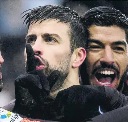  ?? FOTO: MANEL MONTILLA ?? Piqué se pone el dedo en la boca después de conseguir el tanto del empate en el tramo final del partido