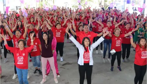  ?? — Chris Navarro ?? WOMEN POWER! San Simon Mayor Leonora C. Wong and former Mayor Rodrigo ‘Digos’ Canlas join hundreds of Simonian women as they rise, resist and unite to stop violence against women during yesterday’s Women’s March in celebratio­n of Women’s Month 2018.