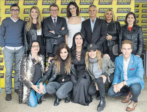  ??  ?? Carlos Martínez, Mireia Lalaguna, Santi Nolla, Thais Henríquez, Javi Bordas, Pilar Oporto, Lara Herranz (en pie), Yolanda Navarro, Elsa Anka, Cris Cubero, Angie López y Carlos de la Mota. Abajo, Lucrecia junto al director de TVE Eladio Jareño y Jordi...