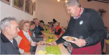  ?? FOTO: JOSEF SCHNEIDER ?? Mit einem Rekord von 1620 ausgegeben­en Essensport­ionen ist die 16. ökumenisch­e Ellwanger Vesperkirc­he am Sonntag zu Ende gegangen.