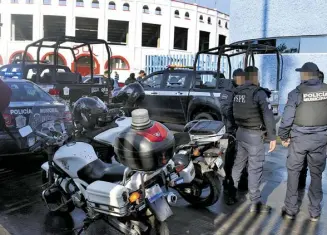  ??  ?? Varias unidades de policía llegaron rápidament­e al lugar de los hechos.