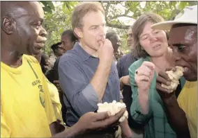  ?? PICTURE: AP ?? Former UK prime minister Tony Blair, centre, and former internatio­nal developmen­t minister Clare Short at a cocoa co-operative in Nankesi, eastern Ghana.