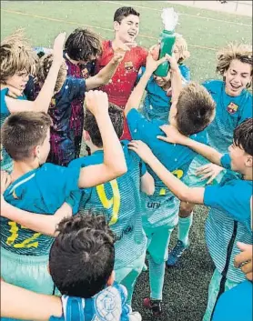  ?? FOTO: FCB ?? El Infantil B celebra el título de Liga logrado este pasado fin de semana