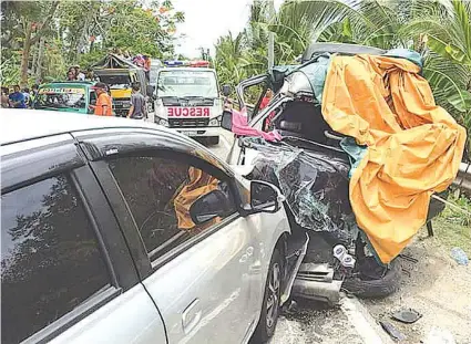  ?? / HULAGWAY KUHA NI APOLINARIA CAMINADE ?? ■KARAMBOLA: Ang aksidente sa national highway sa Barangay Taloot, lungsod sa Argao nga naglambigi­t og tulo ka mga sakyanan kagahapon sa buntag. Istorya naa sa pahina 2.