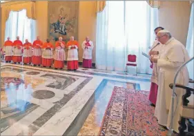  ??  ?? El papa Francisco ofrece un discurso ayer durante una reunión con cardenales en el Palacio Apostólico