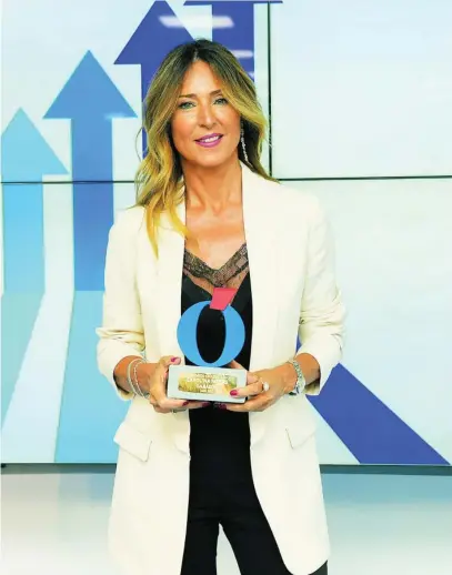  ?? ?? Carolina Molas posa junto al Premio CEO del Año