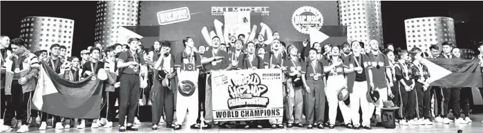  ??  ?? The two Davao teams onstage with the champion team from Mexico.