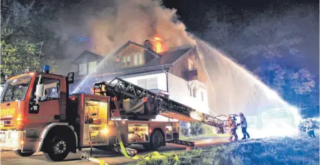  ?? FOTOS (3): REINER ROITHER ?? Ein Mehrfamili­enhaus in der Birkenried­straße in Wasserburg ist in der Nacht zum Donnerstag ausgebrann­t.