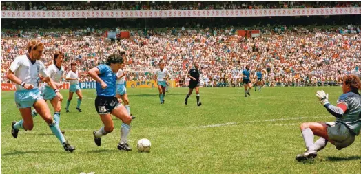  ??  ?? Campeones. El fervor por las grandes glorias deportivas fue uno de los signos de un sentir nacional que fue creciendo con el paso del tiempo.