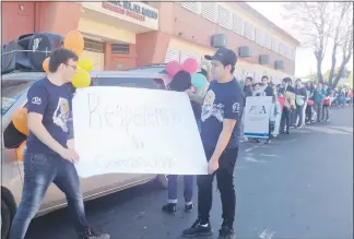  ??  ?? Con pancartas, oración y cánticos los jóvenes marcharon ayer desde el seminario.