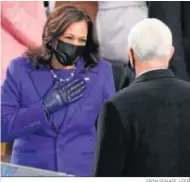  ?? ERIN SCHAFF / EFE ?? Kamala Harris saluda a su antecesor, Mike Pence.