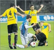  ?? FOTOS: LUIS MARI UNCITI ?? Arriba, Martins y Sanz pugnan por un balón ante la mirada de Rodellar (4) y Juan Domínguez. Debajo, Mikel Alonso trata de impedir la progresión de Ahien Muñoz. A la derecha de estas líneas, los jugadores del Sanse abrazan a Merquelanz tras lograr el...