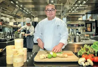  ??  ?? Sapori orientali Lo chef James Hu nelle cucine del Mandarin Hotel (foto Lapresse / Corner)