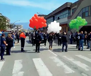  ??  ?? Le esequie Folla per i funerali a Saviano del sindaco Carmine Sommese. Scoppia la polemica