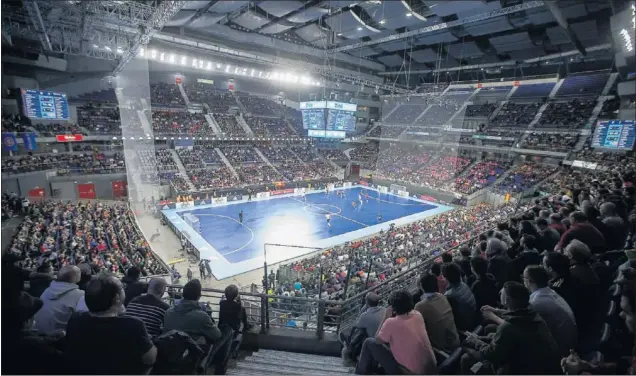  ??  ?? UNA FIESTA. El WiZink Center presentó un magnifico aspecto para presenciar el duelo entre España y Brasil que se acabaron llevando los sudamerica­nos.