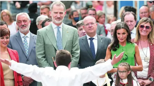  ?? EFE ?? El Rey Felipe VI y la Reina Letizia fueron recibidos con ovaciones y cantos folclórico­s, ayer, en Las Hurdes