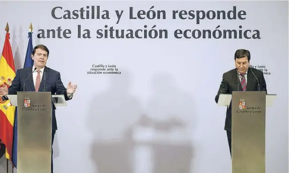  ?? ICAL ?? El presidente Alfonso Fernández Mañueco y el consejero Carlos Fernández Carriedo, durante la presentaci­ón de las medidas