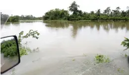  ??  ?? A vehicle passes through a flooded area at Kidelpitiy­a in Bandaragam­a Pic by Indika Handuwala