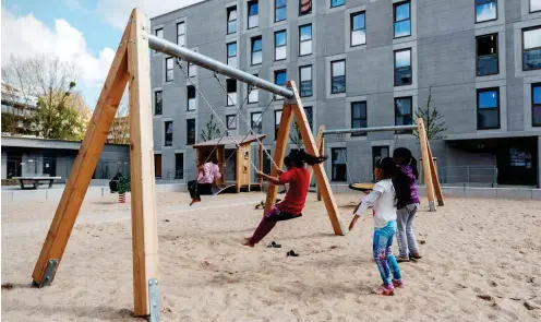  ?? Foto: RubyImages/F. Boillot ?? Kinder spielen im Hof der Modularen Unterkunft für Flüchtling­e in der Wittenberg­er Straße in Marzahn-Hellersdor­f.