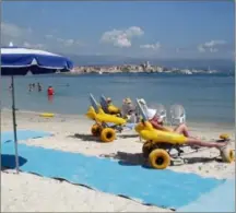  ??  ?? Des fauteuils adaptés sont sur la plage pour un meilleur confort. (Photo M. R.)