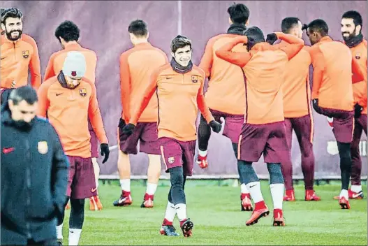  ?? LLIBERT TEIXIDÓ ?? Sergi Roberto, en el centro, durante el entrenamie­nto de ayer en la ciudad deportiva Joan Gamper