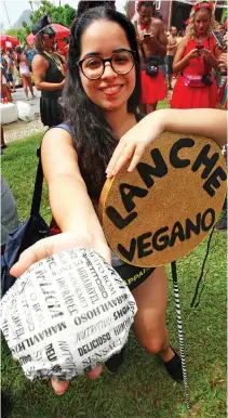  ??  ?? Thiago Collares e Thiago Ribeiro vendem o drinque Refil da Alegria em sabores variados. Já a universitá­ria Ananda Neves, que já vende sanduíches veganos na faculdade, aproveita a festa para oferecer o lanche durante o Carnaval