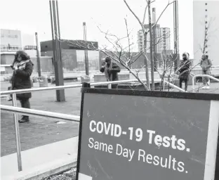  ?? TIM KROCHAK • THE CHRONICLE HERALD ?? People queue for COVID-19 rapid testing at the central branch of the public library in Halifax on Monday.