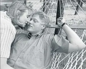  ?? HARRY BENSON / CORTESÍA DE MAGNOLIA PICTURES ?? Amor y más.La imagen de los jóvenes Bill Clinton y Hillary evoca la pasión del inicio de una larga historia